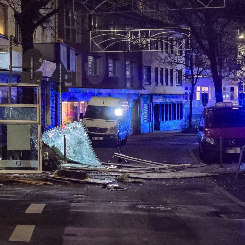 Blaulicht: Unbekannte sprengen Geldautomaten in Wuppertal — Gebäude bei Flucht beschädigt