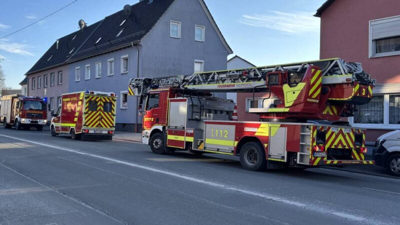 Blaulicht: Gasgeruch im Keller sorgt für großen Feuerwehreinsatz in Wuppertal